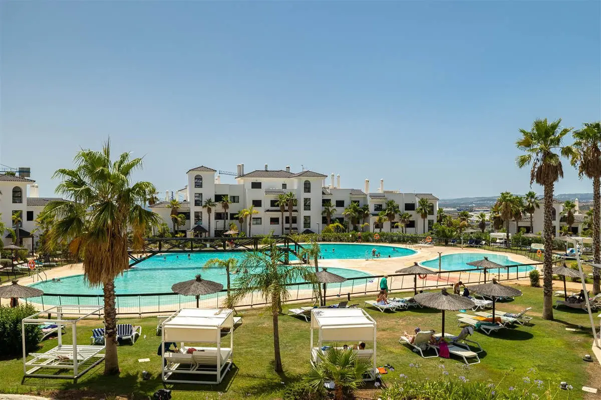 Communal pool with palm trees, apartment in Estepona, ref. TIS90301